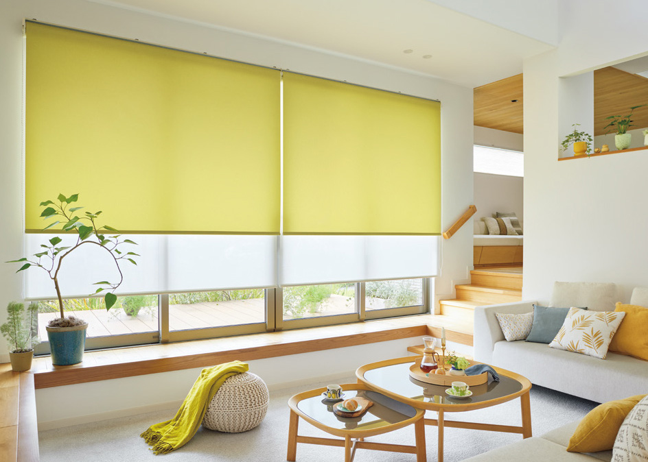 明るく元気なリビングにおすすめの「ロールスクリーン ラルクシールド(ビブレ)」の利用例の写真