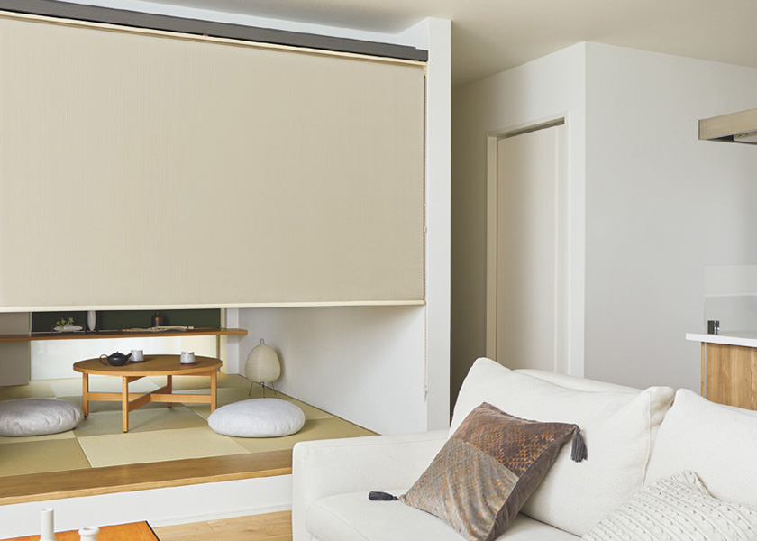 和室とリビングをつなぐ間仕切りにおすすめの「ロールスクリーン ラルクシールド(ビブレ)」の利用例の写真