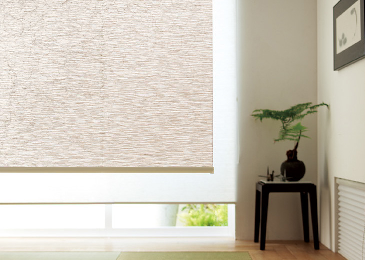 趣のある和モダンな和室におすすめの「ロールスクリーン ラルクシールド(ユキミ)」の利用例の写真