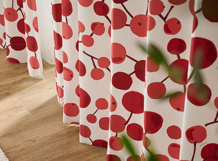 北欧テイストの木の実柄がおしゃれな2級遮光カーテン 大きな木の実（D-8009）