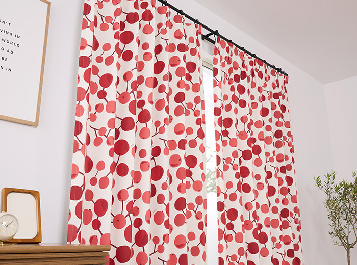 北欧テイストの木の実柄がおしゃれな2級遮光カーテン 大きな木の実（D-8009）