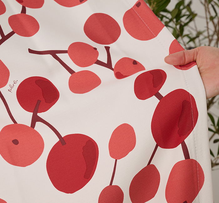 北欧テイストの木の実柄がおしゃれな2級遮光カーテン 大きな木の実（D-8009）