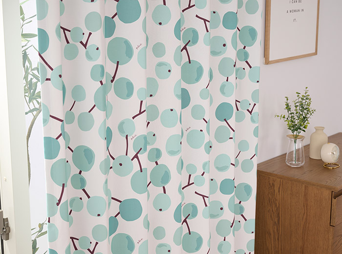 北欧テイストの木の実柄がおしゃれな2級遮光カーテン 大きな木の実（D-8009）