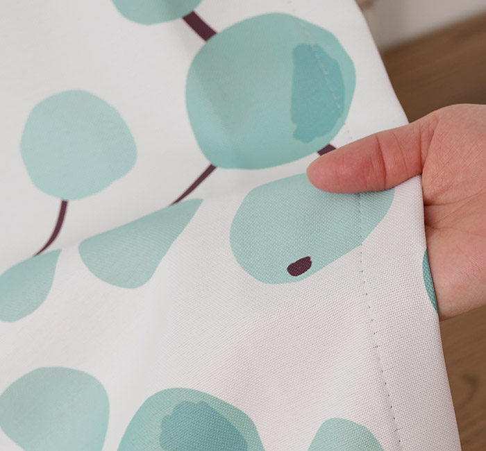 北欧テイストの木の実柄がおしゃれな2級遮光カーテン 大きな木の実（D-8009）