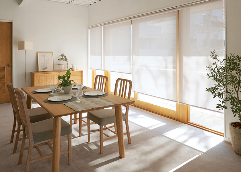 高級感のあるリビングにおすすめの「ロールスクリーン ソフィー(ルーテ遮熱)」の利用例の写真