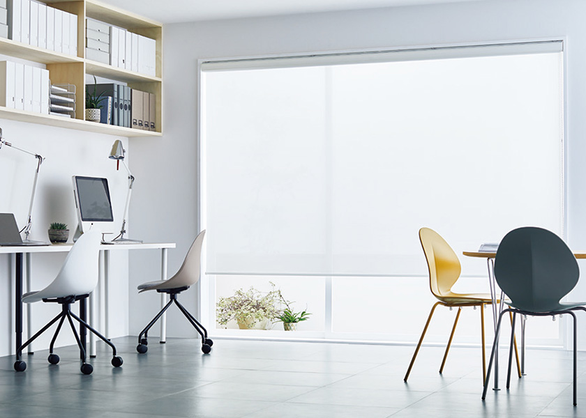 清涼感のある明るいワークスペースに「ロールスクリーン　ラルクシールド（マタン遮熱）」の利用例の写真