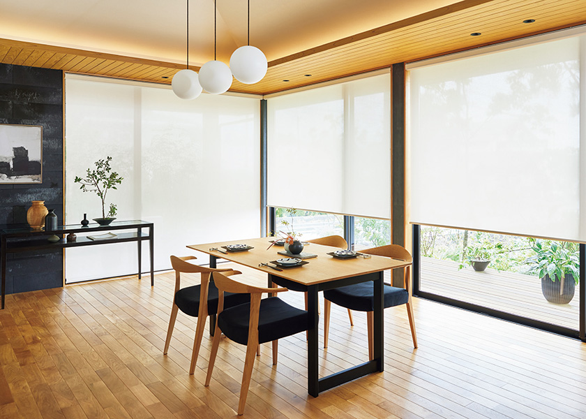 ほどよい目隠しで心地よいダイニングに「ロールスクリーン　ラルクシールド（マタン遮熱）」の利用例の写真