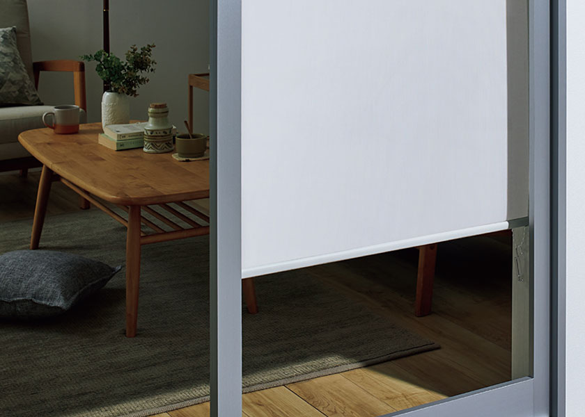 外からの視線はしっかりカットする「ロールスクリーン　ラルクシールド（マタン遮熱）」の利用例の写真