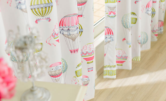 大人女子のクラシカルな気球柄3級遮光カーテン　バルーン