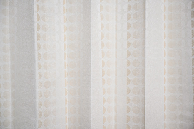 丸柄とストライプのコントラストがおしゃれなジャガード織　完全1級遮光カーテン　ロン