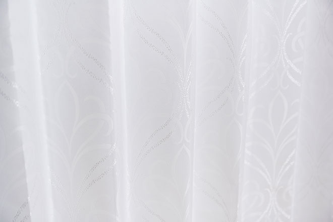 白地に2種類の織りで表現されたダマスク柄が美しい完全遮光カーテン　ラーツ