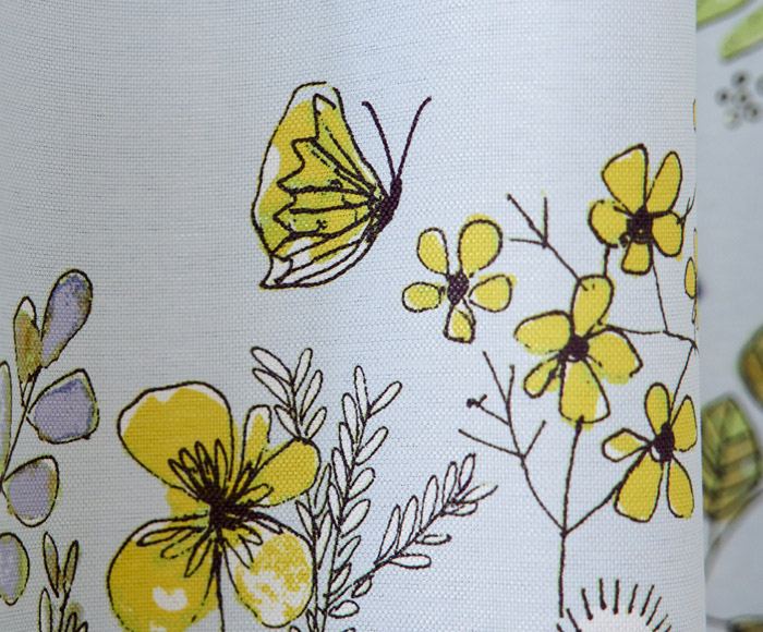 小花や蝶で大胆に構成したボーダー柄北欧風2級遮光カーテン フルール