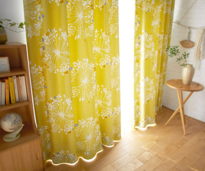 繊細なボタニカルデザインの2級遮光カーテン　フロリ