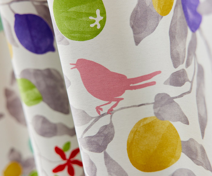 小鳥や植物を発色の綺麗な水彩タッチで表現した2級遮光カーテン　イロドリ
