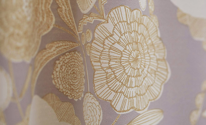 フェミニンなお花のモチーフのシルバープリントの2級遮光カーテン　プリム