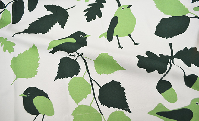北欧デザイナー’S　コレクション　小鳥とリーフ柄プリントの2級遮光カーテン　アスト