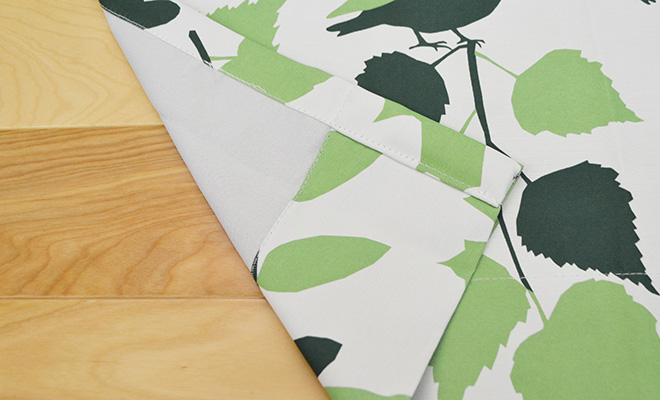 北欧デザイナー’S　コレクション　小鳥とリーフ柄プリントの2級遮光カーテン　アスト