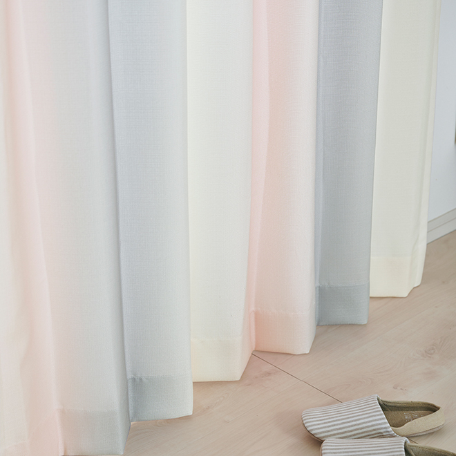 淡い色彩のグラデーションが柔らかな雰囲気を醸し出すカーテン　オーロラ