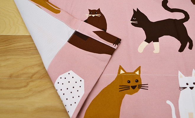 北欧デザイナー’S　コレクション　ネコ柄プリントの2級遮光カーテン　コチカ