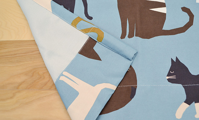 北欧デザイナー’S　コレクション　ネコ柄プリントの2級遮光カーテン　コチカ