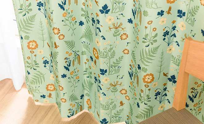 北欧デザイナー’S　コレクション　草花柄プリント2級遮光カーテン　ミラ