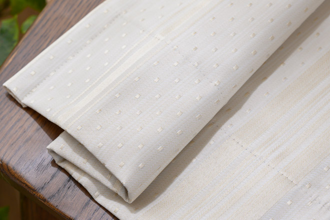 ドットがかわいいジャガード織遮光率100%完全1級遮光カーテン　コロン