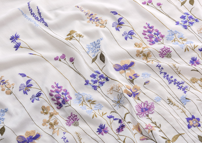 色とりどりの草花が立ち並ぶおしゃれな刺繍ボイルレースカーテン　フィール