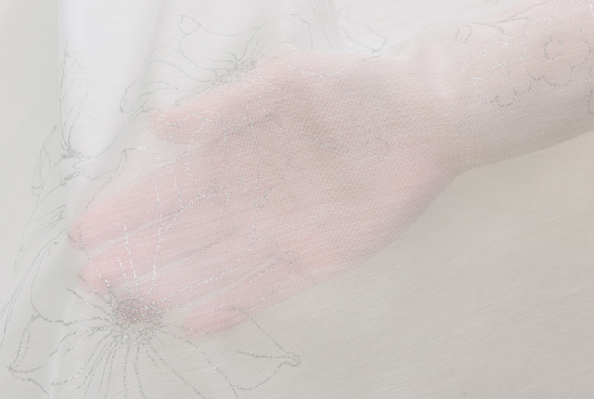 モクレンの花をラメ入りグリッターで描いたプリントボイルレースカーテン マグ