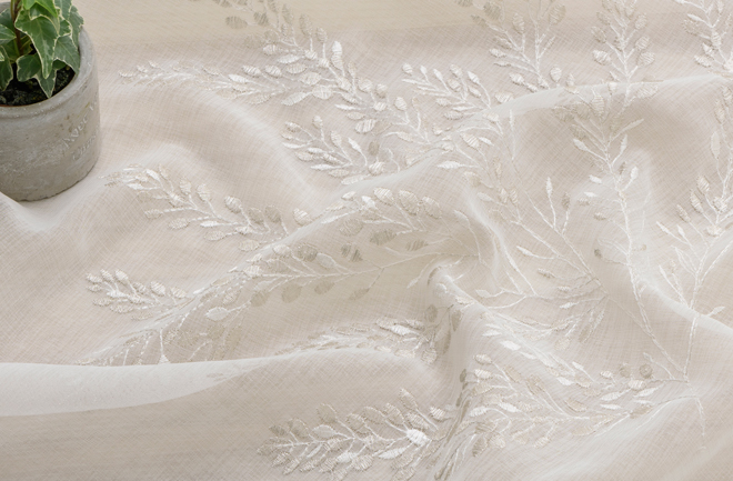白糸とゴールド糸の刺繍でアイバソウの柄を表現したボイル刺繍レースカーテン　オルゴー