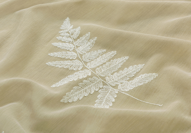 シダ植物の葉脈を刺繍したボイル刺繍レースカーテン　シャリテ