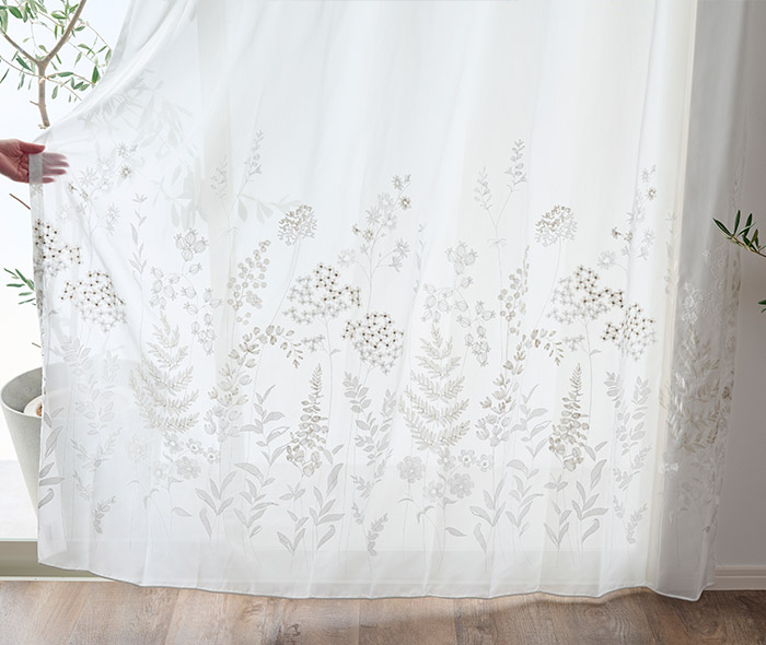 きらきらと咲き誇る草花の上品な刺繍が美しいレースカーテン フィリス（L-1296）