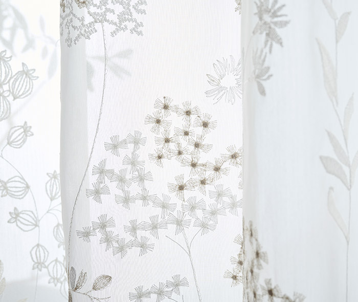 きらきらと咲き誇る草花の上品な刺繍が美しいレースカーテン フィリス（L-1296）