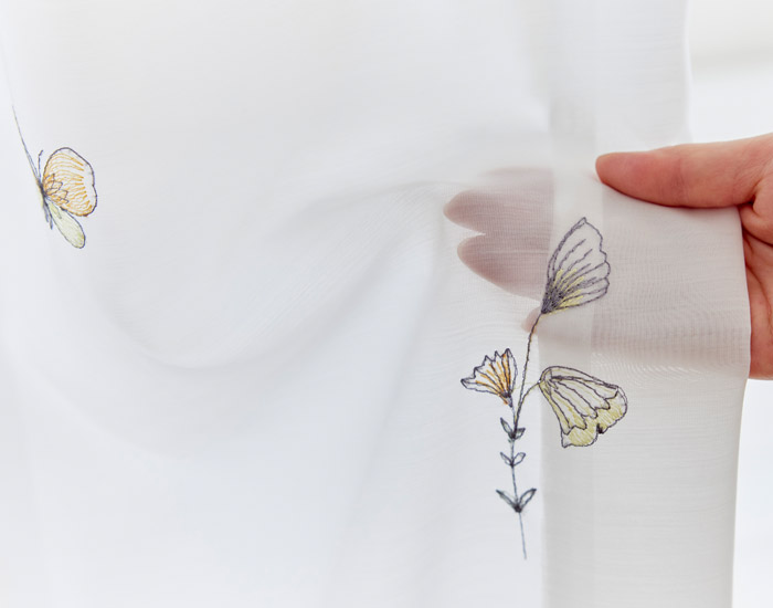 草花と蝶を4色の刺繍糸で表現した可愛らしいボイルレース　フルールボイル（L-1296)