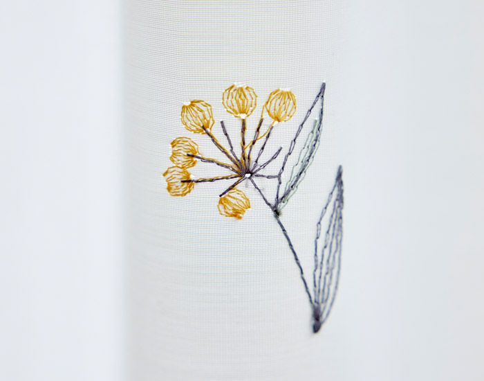 草花と蝶を4色の刺繍糸で表現した可愛らしいボイルレース　フルールボイル（L-1296)