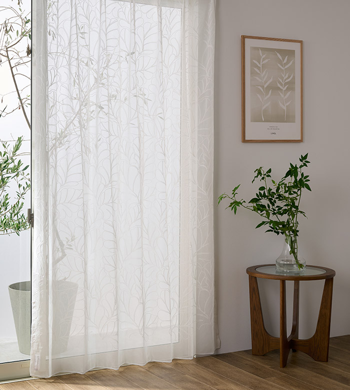 モダンなリーフ柄をチェーンステッチで表現したトルコ刺繍カーテン ヴァンベール（L-1296）