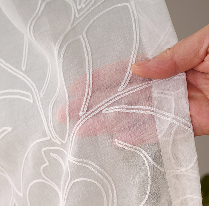 モダンなリーフ柄をチェーンステッチで表現したトルコ刺繍カーテン ヴァンベール（L-1296）