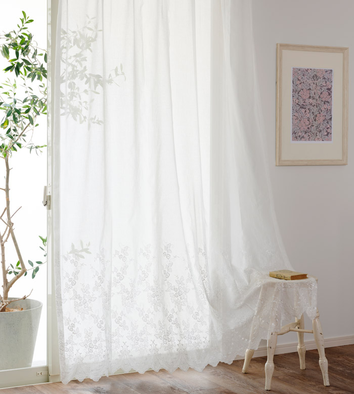 【お1人様1点限り】 SALEஐ⋆*アンティーク・鮮やかな花柄刺繍と可愛いふりふ アンティーク雑貨