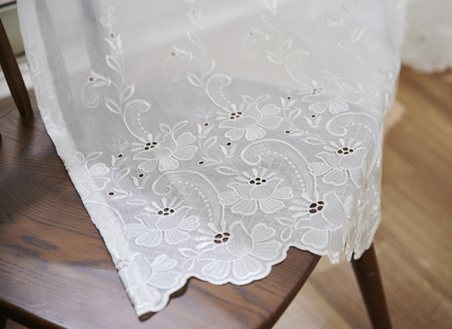 裾に咲く花とスカラップが美しいトルコ刺繍のシームレスレースカーテン　デイユ