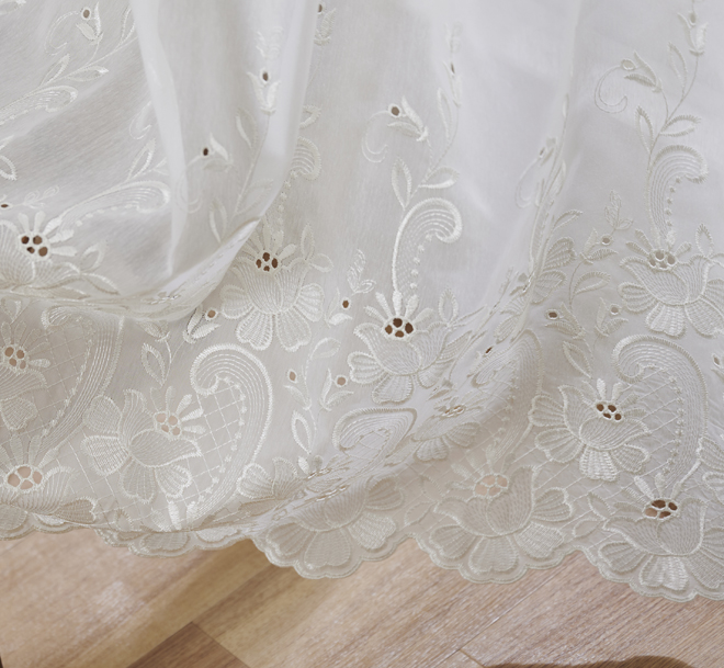裾に咲く花とスカラップが美しいトルコ刺繍のシームレスレースカーテン　デイユ