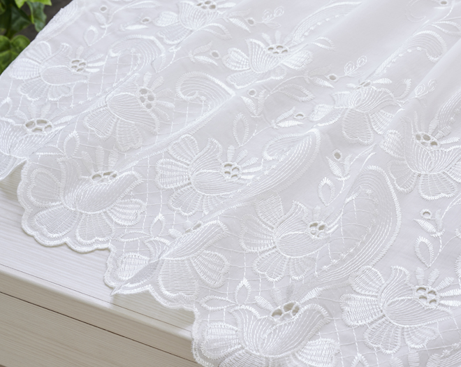 裾に咲く花とスカラップが美しいトルコ刺繍のシームレスレースカーテン
