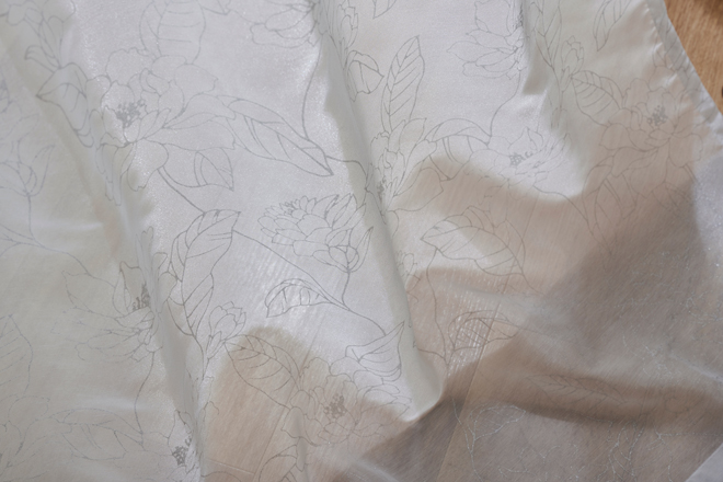 線描きの上品な花柄をラッカープリントで表現した遮熱レースカーテン　キャシー