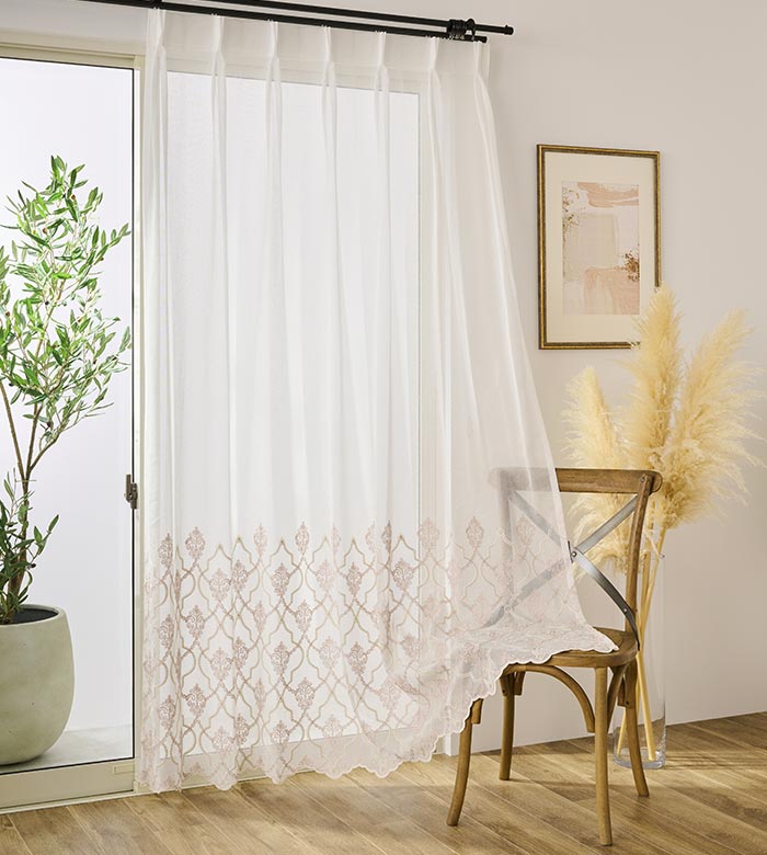 やさしい色合いとコード刺繍の立体感が美しいトルコ刺繍レースカーテン　ビジュ（L-8204)