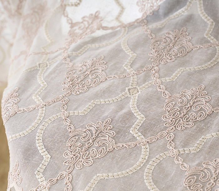 やさしい色合いとコード刺繍の立体感が美しいトルコ刺繍レースカーテン　ビジュ（L-8204)