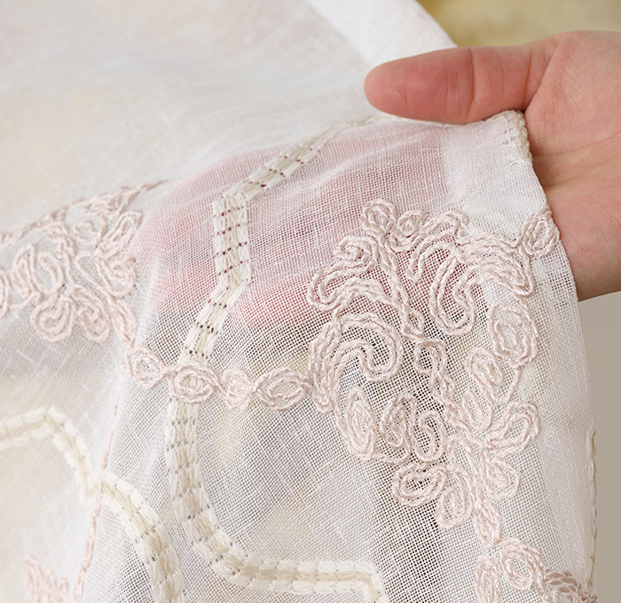 やさしい色合いとコード刺繍の立体感が美しいトルコ刺繍レースカーテン　ビジュ（L-8204)