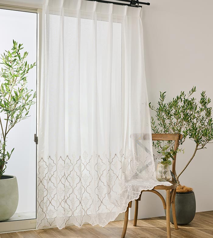 やさしい色合いとコード刺繍の立体感が美しいトルコ刺繍レースカーテン　ビジュ（L-8204)