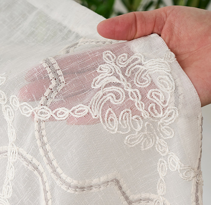 やさしい色合いとコード刺繍の立体感が美しいトルコ刺繍レースカーテン　ビジュ（L-8204)