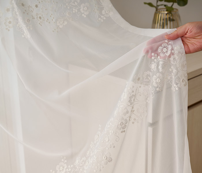 愛らしい花々の刺繍が美しいフェミニンな印象のトルコ刺繍レースカーテン　アンジュ（L-8205)