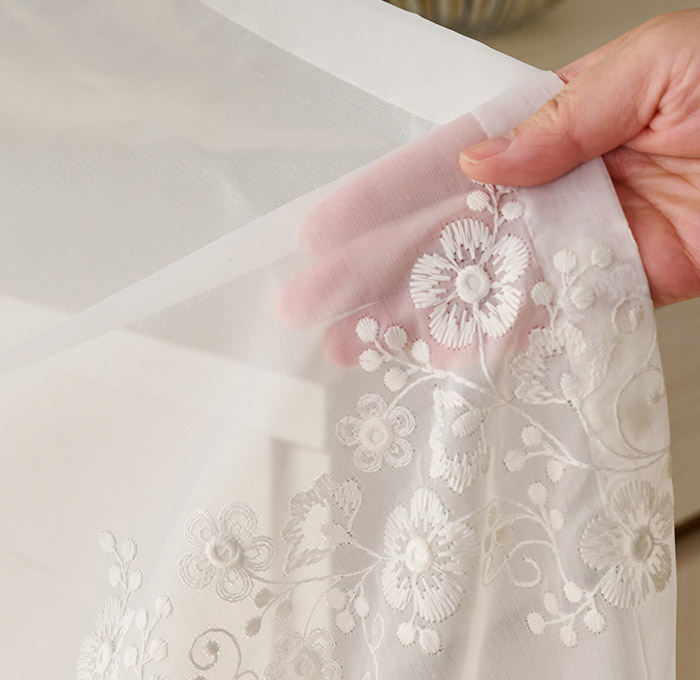 愛らしい花々の刺繍が美しいフェミニンな印象のトルコ刺繍レースカーテン　アンジュ（L-8205)