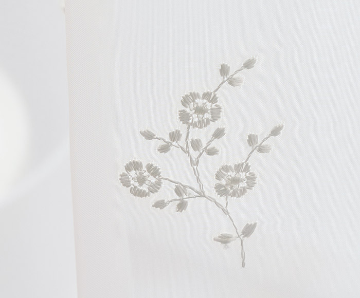 可憐な小花の刺繍とマクラメが可愛らしいトルコ刺レースカーテン　クラッセ（L-8205)