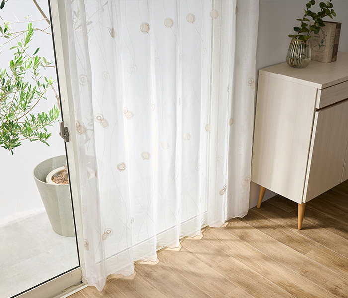 ナチュラルモダンな丸い刺繍がやさしい雰囲気のトルコ刺繍レースカーテン　フロッケ（L-8205)